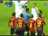 Muniain y Jordi Alba empujan al árbitro