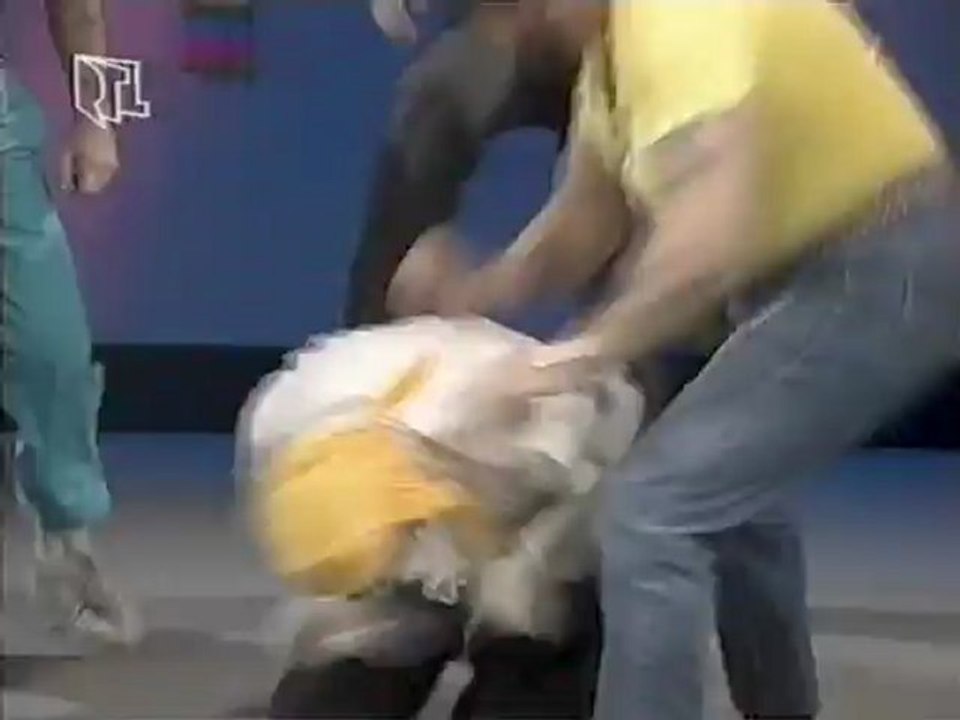 s2e3 Joe Wiliams und Peter William nach dem Geburtstagsangriff von Rene Lassartesse an Horst Brack 1990-04-09