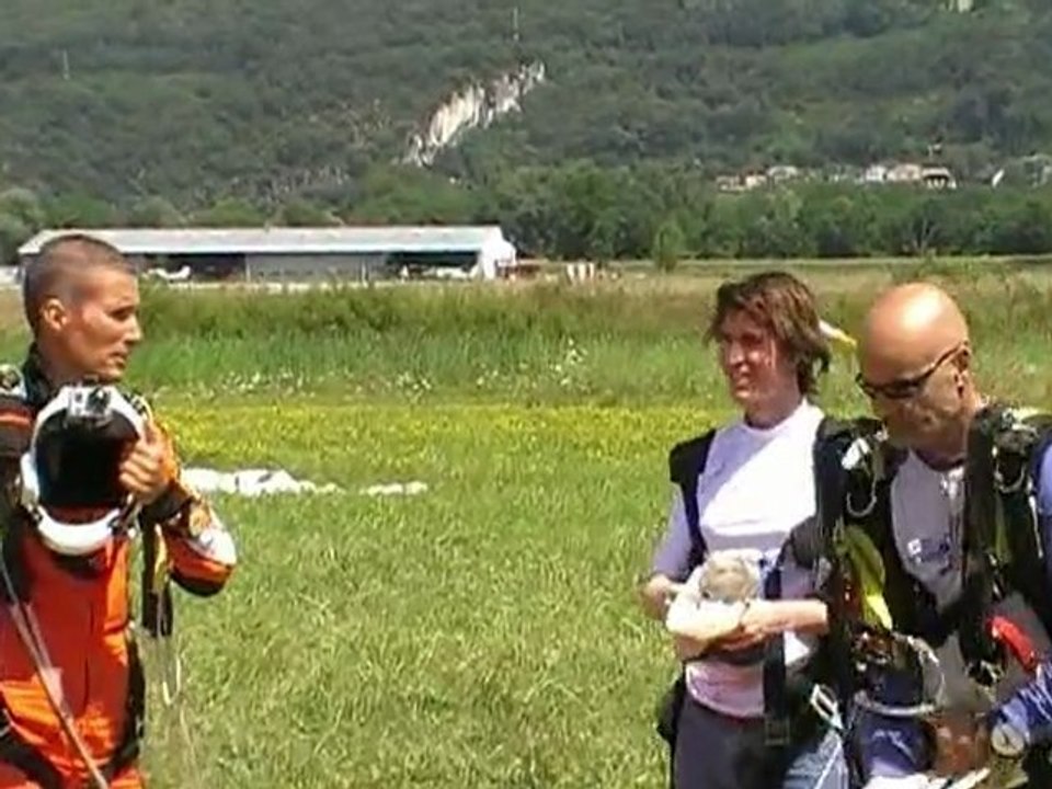 le 1er saut en parachute de GUGU