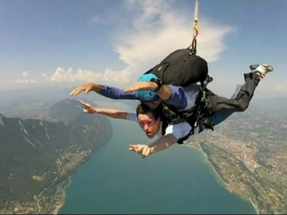 le 1er saut en parachute de GUGU (short)