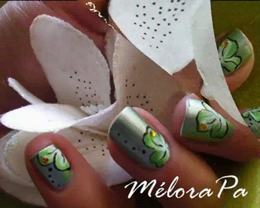 NAil Art Tutoriel - Comment réaliser un trèfle en One stroke? [niv. moyen]