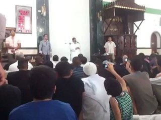 فيديو.. مرسي في «التراويح» يلبس الجلباب وحرسه كاجوال بمسجد الفاروق