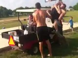 Régis saute par-dessus une voiturette de golf