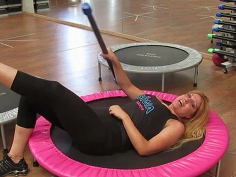 Monya fitness esercizi per il petto e addome utilizzando micro oscillazioni del trampolino elastico