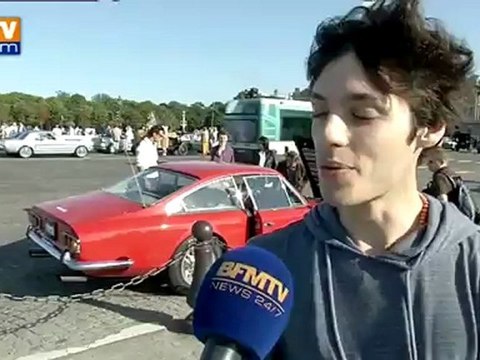 Traversée de Paris 2012 : des voitures de collection défilent dans Paris