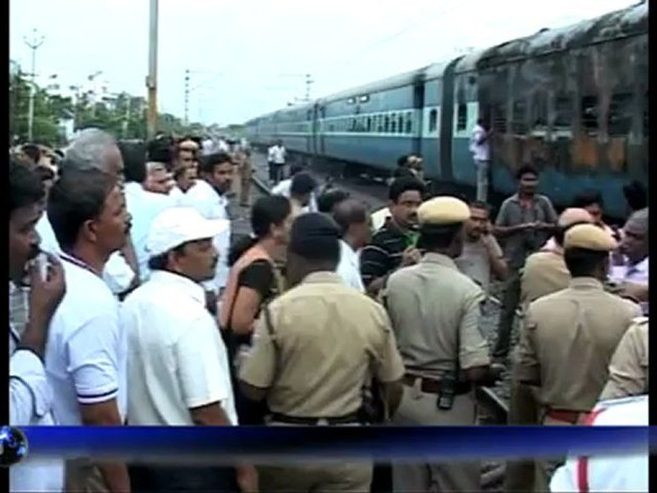 India train fire kills at least 32