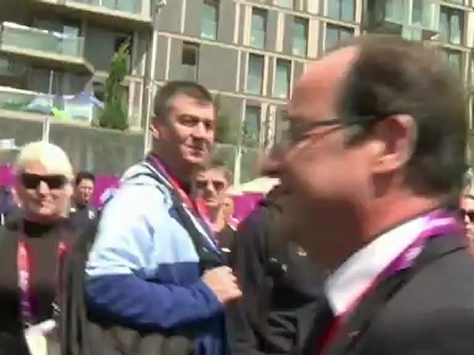 JO: François Hollande en visite au village olympique