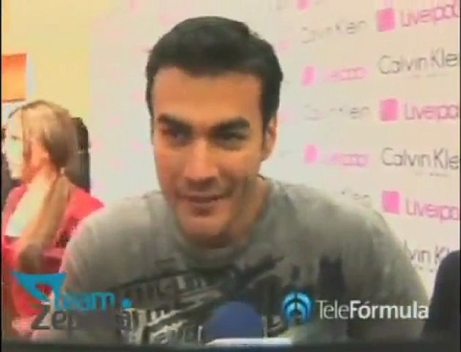 David Zepeda @davidzepeda1 y Mariana Ochoa realizaron firma de autógrafos para Calvin Klein