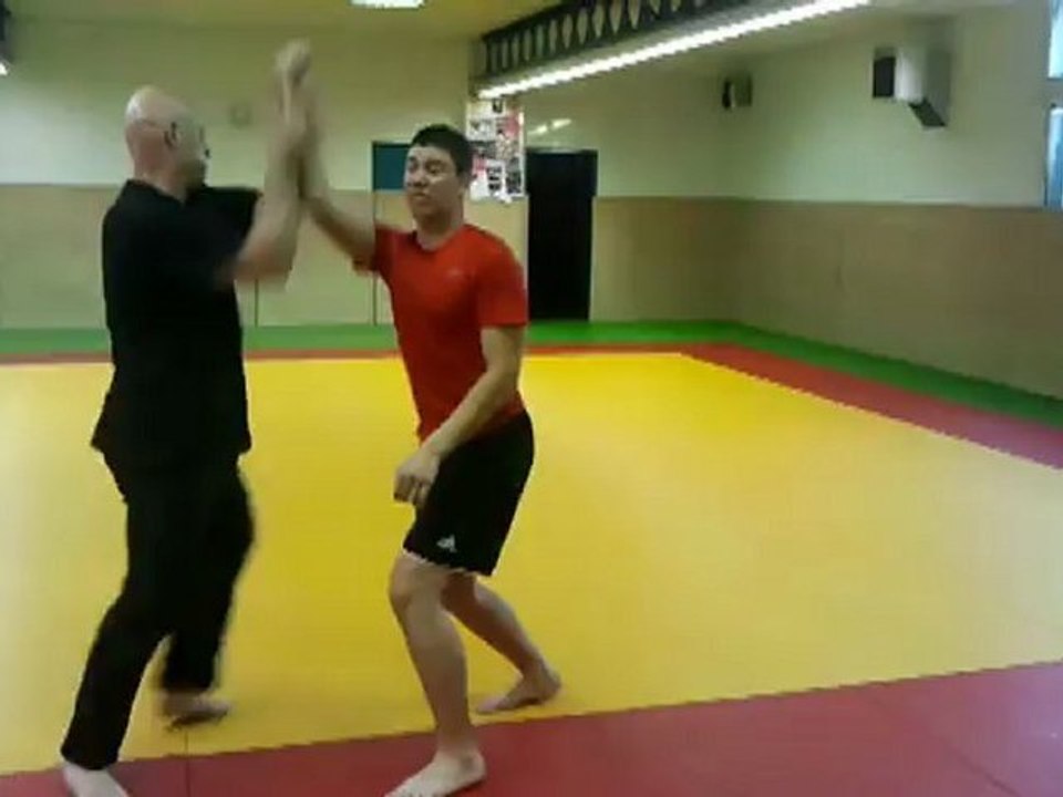 Défense sur coup de couteau qui frappe en pic à glace forme 2 33