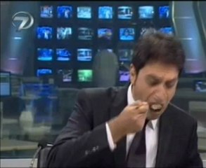 Canlı Yayında Yemek Yerken Yakalandı