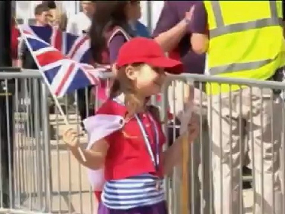 Zuschauer stroemen in den Olympiapark