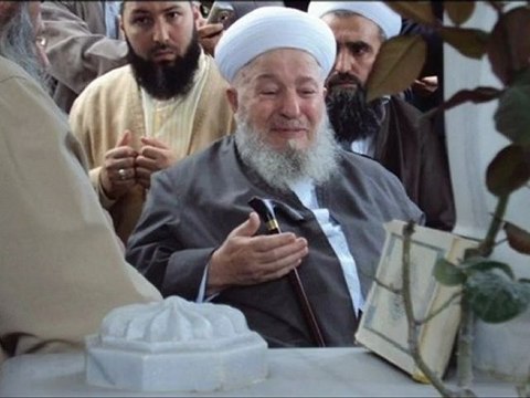 Libayadan geldi Mahmud Efendi'nin elini öpmeye doyamadı