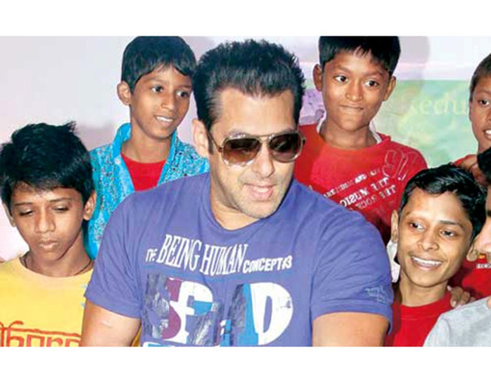 Salman Khan Brings A Smile To Slum Kids' Life - Bollywood News