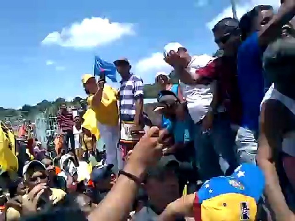 Capriles visitó algunas casas de Albarico, municipio San Felipe de Yaracuy