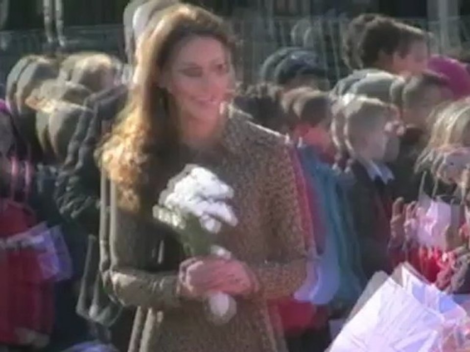 Die Herzogin von Cambridge verzaubert in elegantem grauem Kleid