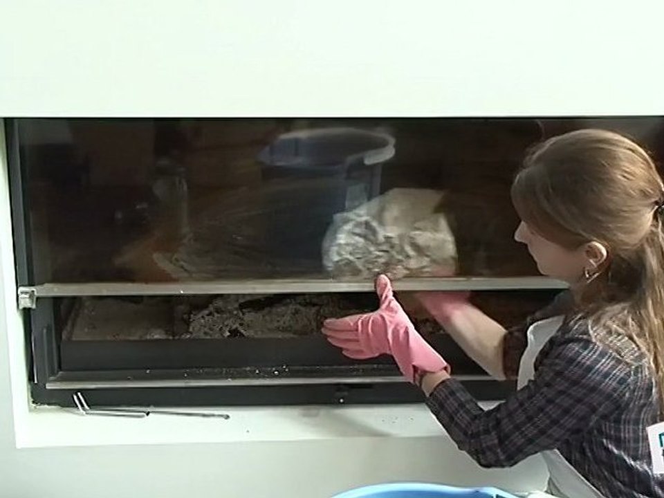 Comment nettoyer une vitre de cheminée ?