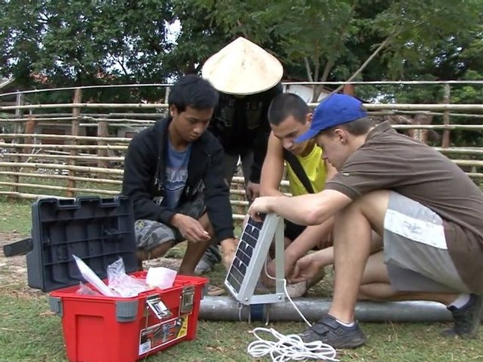Pleins feux au LAOS " on installe l'éclairage "