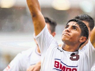 Une reprise de volée complètement folle !