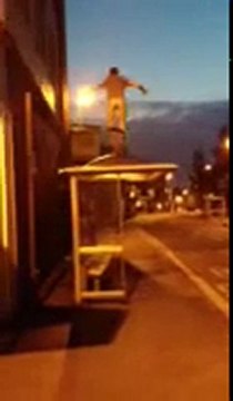 Il chute du toit d'un arrêt de bus, le pantalon baissé