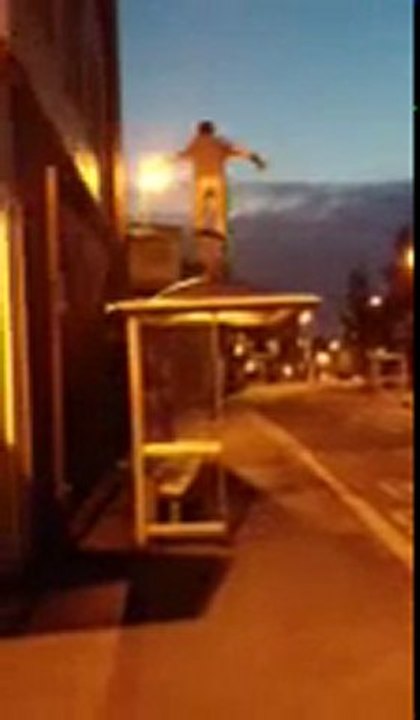 Il chute du toit d'un arrêt de bus, le pantalon baissé