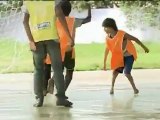 Né sans pieds, ce garçon de 11 ans joue au football