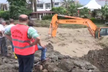 Kepçe aniden gelen suyun altında kaldı