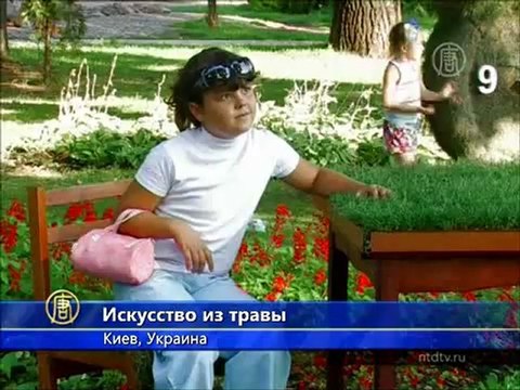 В Киеве выставили скульптуры из травы