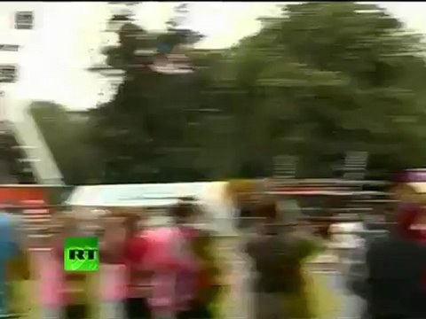 Video_ London mayor Boris Johnson gets stuck on zip wire