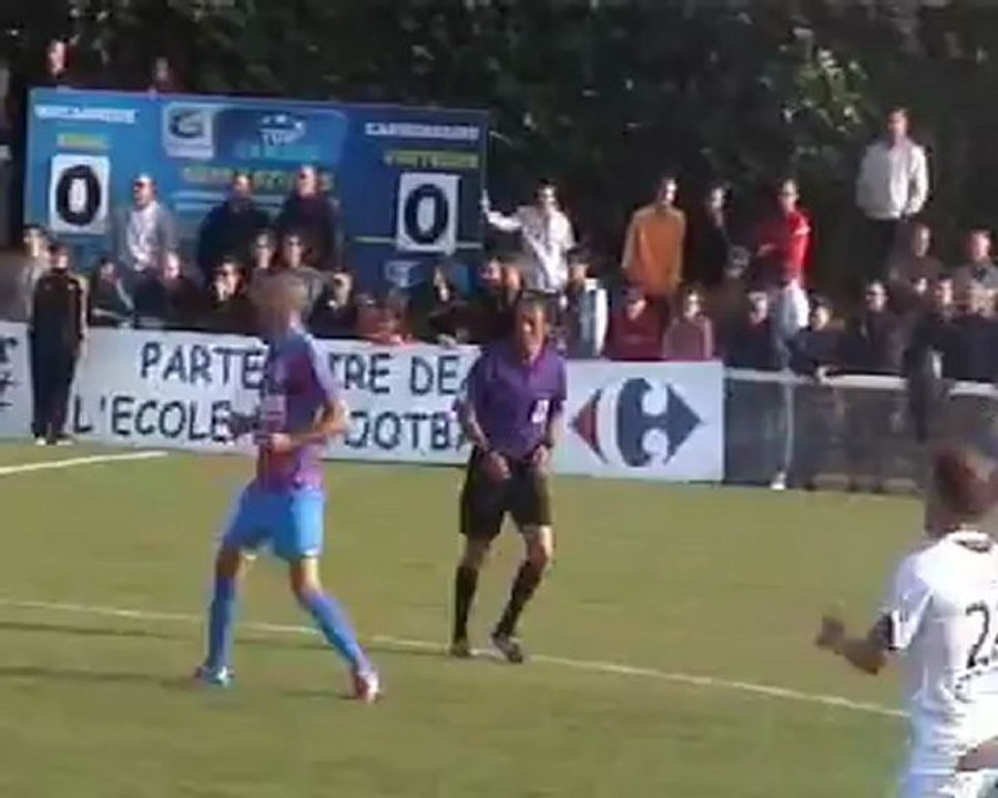Activité physique de l'arbitre sur un terrain de football