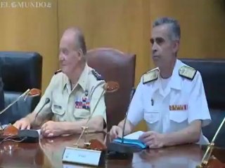 El Rey de España sufre una caída en un acto militar