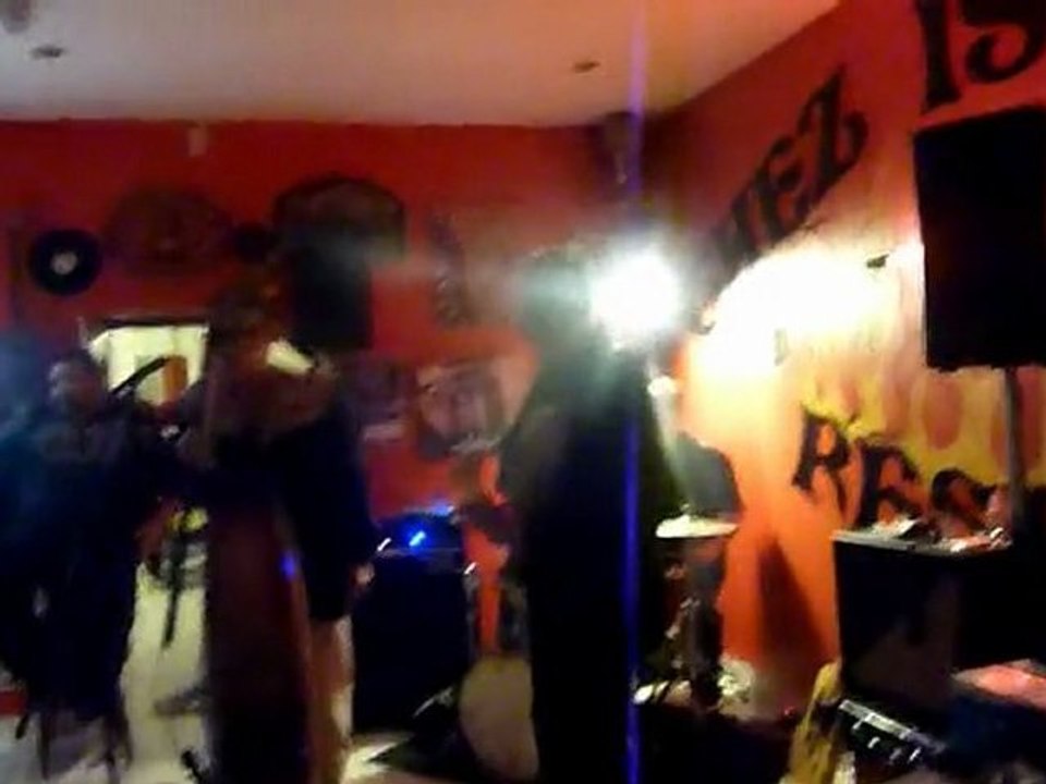 a saint dizier le 13 juillet 2012 ( bar chez isabhell's ) concert les hot chickens