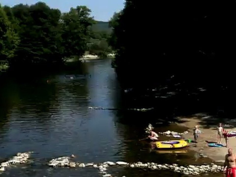 Ardèche : vidéo aérienne de la rivière Ardèche bordant le camping Les Coudoulets et des canoës