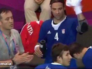 Ivano Balić veselo psuje i udara Igora Vorija.