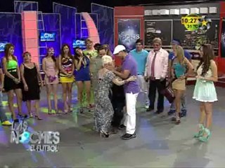 Doña ethel intenta besar a Rico