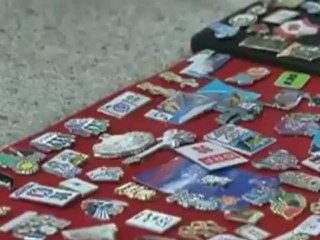 Los coleccionistas de pines buscan en Londres las mejores piezas