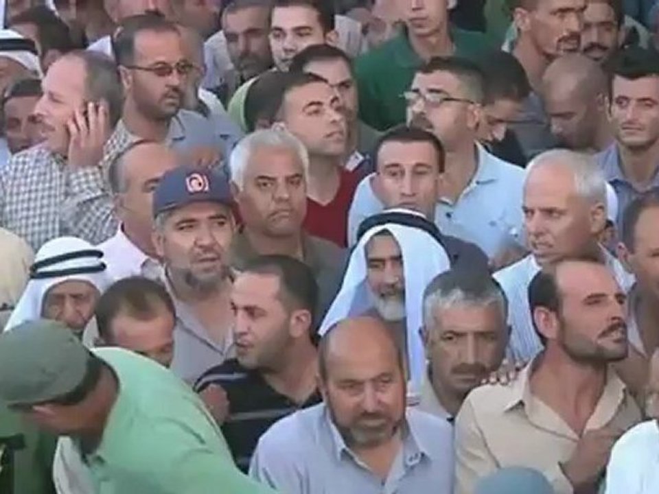 Palestinians storm Bethlehem barrier