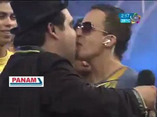 El Mago Miadou besa a Jasón