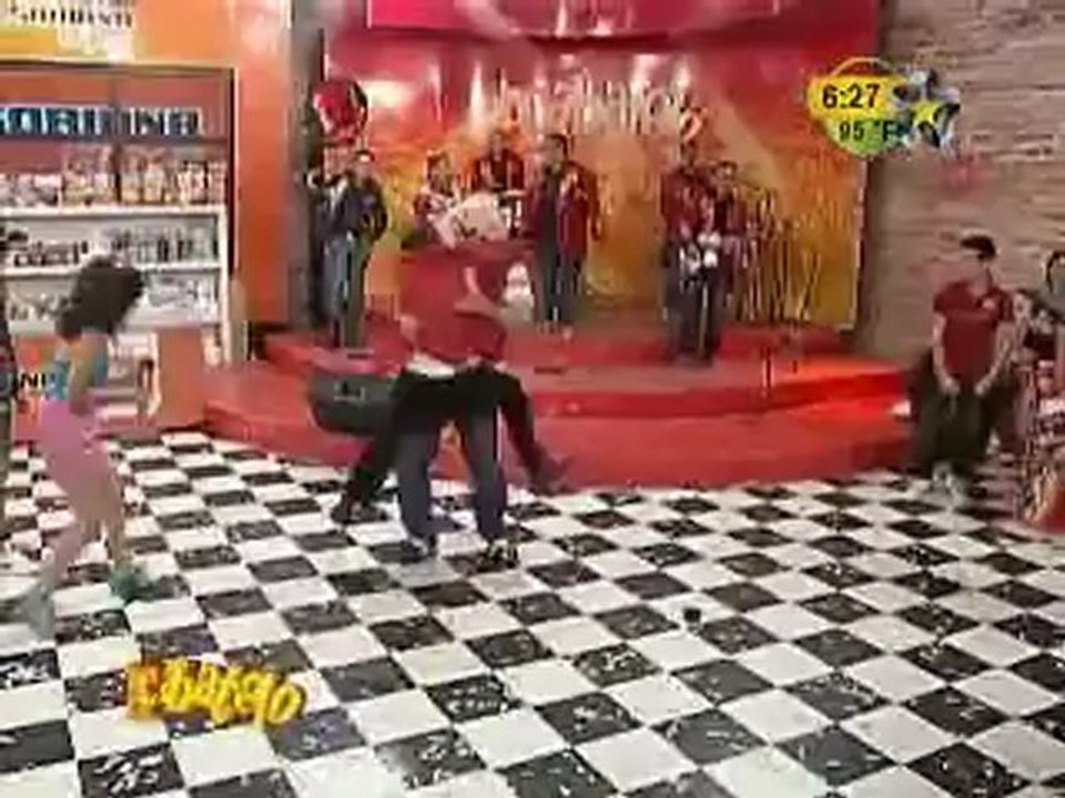 Justino Castor besa a Mario Bezares