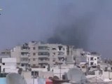 Syria فري برس  حمص تصاعد الدخان من منازل المدنيين في حي الخالدية بحمص  بسبب القصف العشوائي من عصابات الأسد 3 8 2012 Homs