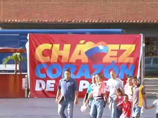 Propaganda del candidato Chávez rodea los edificios gubernamentales