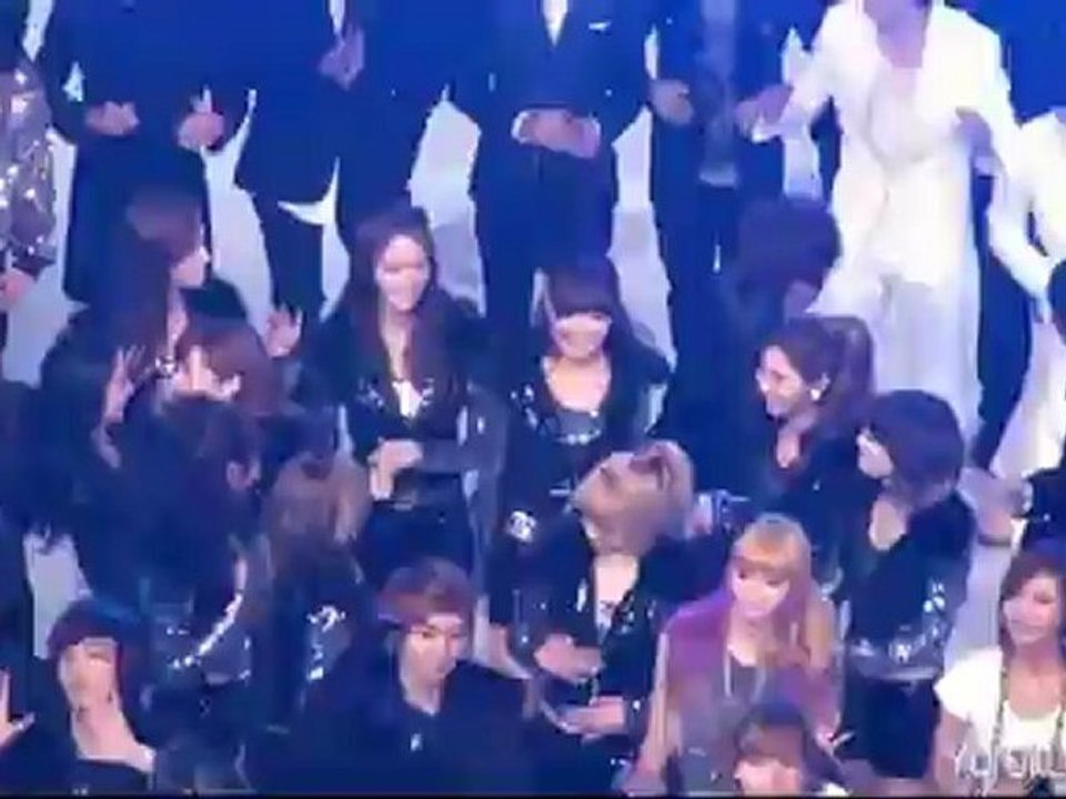 [FANCAM] SNSD @ K__ Music Festival - Dancing during DJ DOC_s stage (101230) [www.keepvid.com]