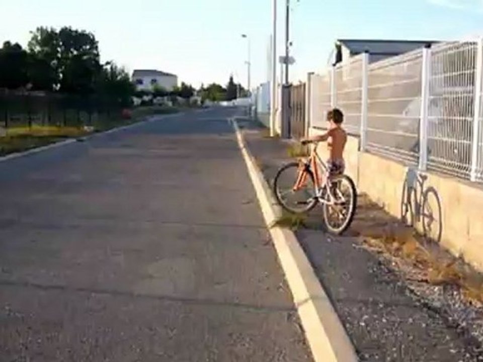 Tristan se lance sur un vélo de son age !