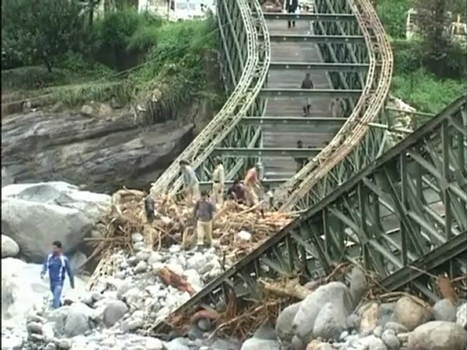 Indian thunderstorms trigger flash floods and landslides