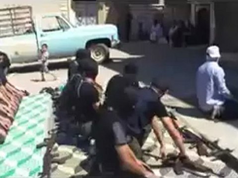 Syria فري برس حماه المحتلة بدأ الهجوم على حي باب قبلي اثناء صلاة الثوار 3 8 2012 Hama