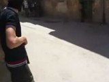 Syria فري برس  حماه المحتلة الجيش الحر يؤمن المدخل الجنوبي في حي باب قبلي 3 8 2012 Hama