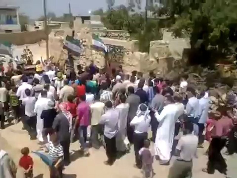 Syria فري برس ادلب كفر كيلا جمعة النصر القادم من الشرق15 رمضان  3 8 2012 Idlib
