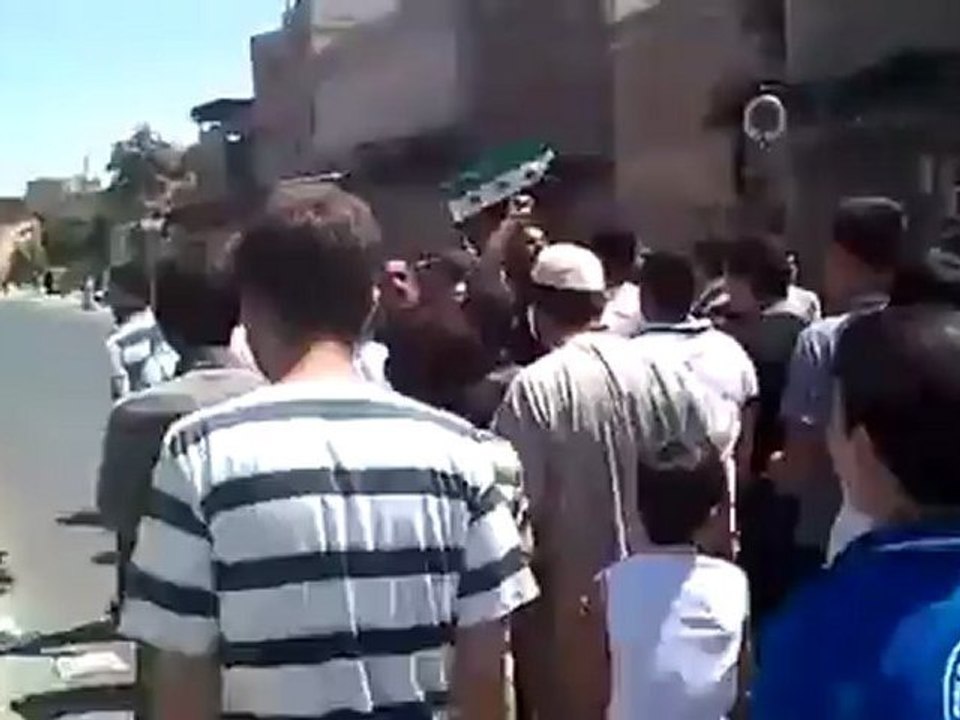 Syria فري برس حلب قاضي عسكر لم يمنعه العرج في رجله من التظاهر 3 8 2012 Aleppo