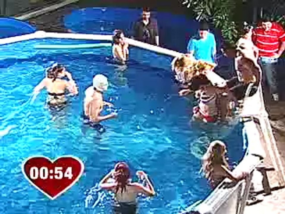 Desfile en la alberca de las diamond girls
