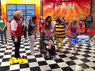 Yola Prieto dando su rutina en silla de ruedas.