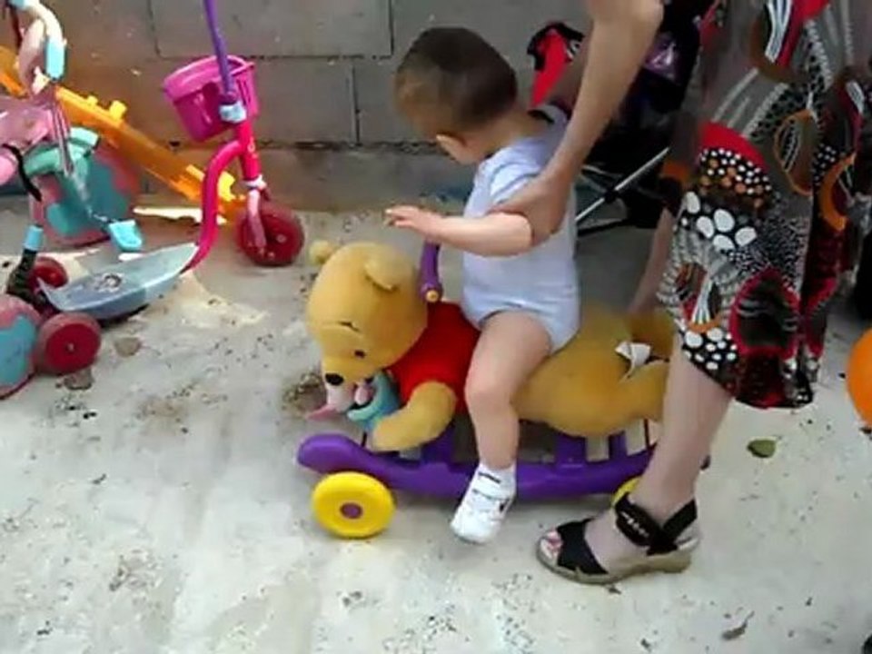 kameron découvre ses cadeaux